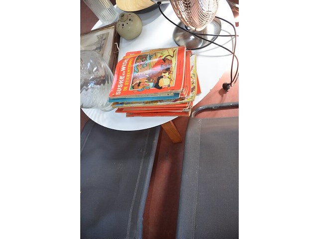 Anatomisch skelet met extra schedel, ronde salontafel met wit blad, 2 ronde bijzettafels met wit blad, ventilator aerian, 7 wandversieringen, partij stipverhalen suske & wiske, 2 vazen - afbeelding 13 van  19