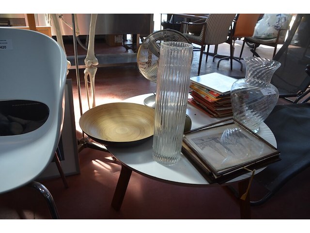 Anatomisch skelet met extra schedel, ronde salontafel met wit blad, 2 ronde bijzettafels met wit blad, ventilator aerian, 7 wandversieringen, partij stipverhalen suske & wiske, 2 vazen - afbeelding 14 van  19