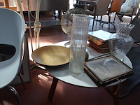 Anatomisch skelet met extra schedel, ronde salontafel met wit blad, 2 ronde bijzettafels met wit blad, ventilator aerian, 7 wandversieringen, partij stipverhalen suske & wiske, 2 vazen - afbeelding 14 van  19