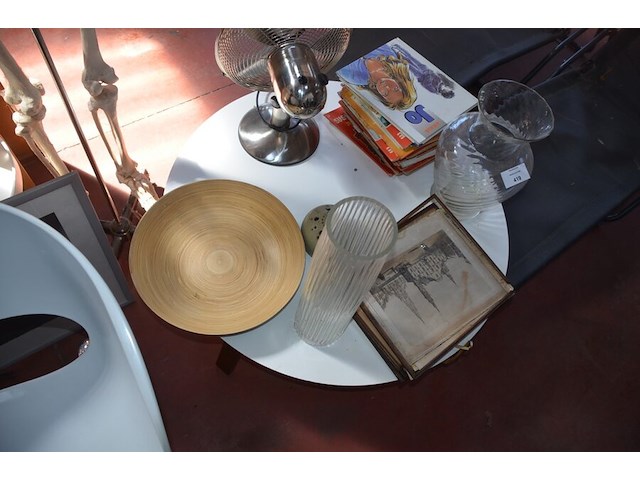 Anatomisch skelet met extra schedel, ronde salontafel met wit blad, 2 ronde bijzettafels met wit blad, ventilator aerian, 7 wandversieringen, partij stipverhalen suske & wiske, 2 vazen - afbeelding 15 van  19