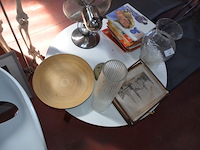 Anatomisch skelet met extra schedel, ronde salontafel met wit blad, 2 ronde bijzettafels met wit blad, ventilator aerian, 7 wandversieringen, partij stipverhalen suske & wiske, 2 vazen - afbeelding 15 van  19