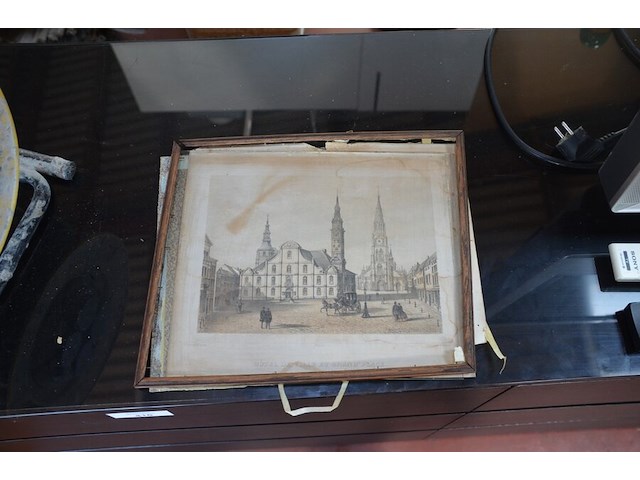 Anatomisch skelet met extra schedel, ronde salontafel met wit blad, 2 ronde bijzettafels met wit blad, ventilator aerian, 7 wandversieringen, partij stipverhalen suske & wiske, 2 vazen - afbeelding 16 van  19