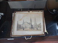 Anatomisch skelet met extra schedel, ronde salontafel met wit blad, 2 ronde bijzettafels met wit blad, ventilator aerian, 7 wandversieringen, partij stipverhalen suske & wiske, 2 vazen - afbeelding 16 van  19