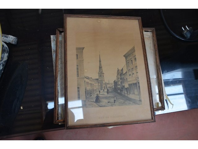 Anatomisch skelet met extra schedel, ronde salontafel met wit blad, 2 ronde bijzettafels met wit blad, ventilator aerian, 7 wandversieringen, partij stipverhalen suske & wiske, 2 vazen - afbeelding 17 van  19