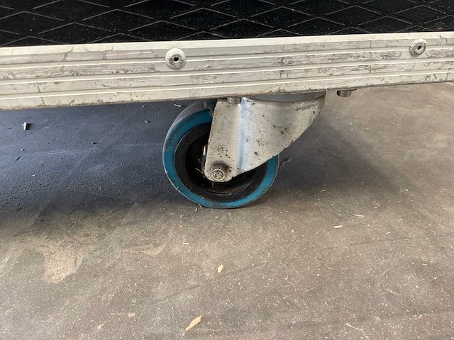 Andere toneelrekwisieten - lege flycase met schuim - afbeelding 2 van  12