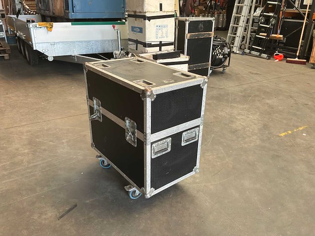 Andere toneelrekwisieten - lege flycase met schuim - afbeelding 1 van  12