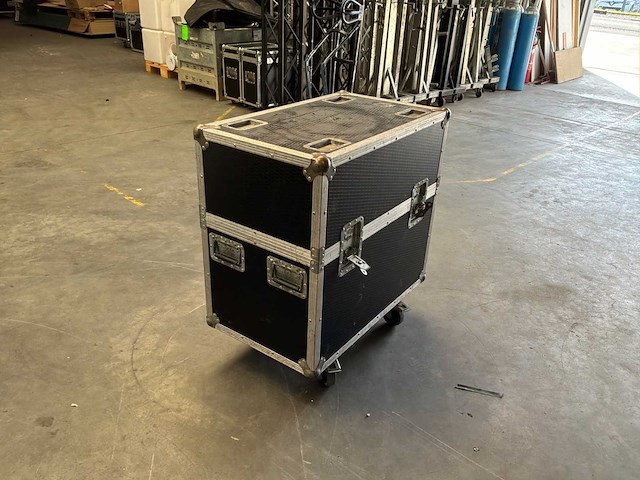 Andere toneelrekwisieten - lege flycase met schuim - afbeelding 7 van  12