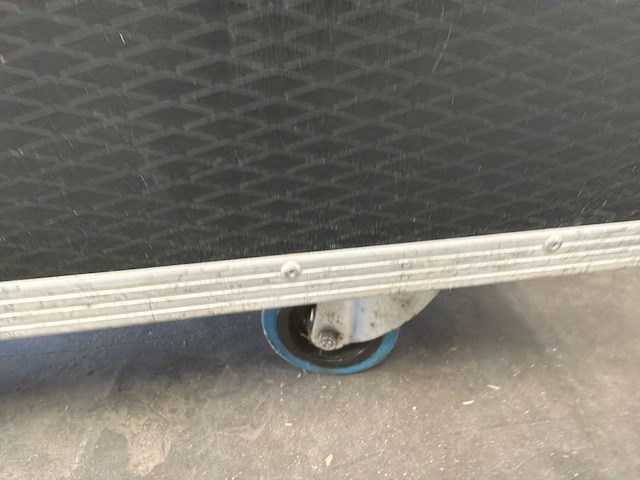 Andere toneelrekwisieten - lege flycase met schuim - afbeelding 12 van  12