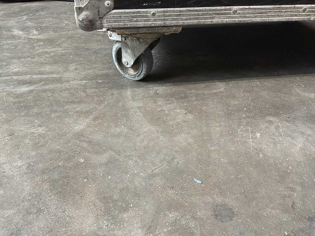 Andere toneelrekwisieten - lege vliegkoffer - afbeelding 9 van  12