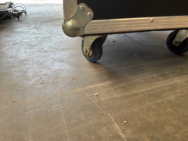 Andere toneelrekwisieten - lege vliegkoffer - afbeelding 6 van  9