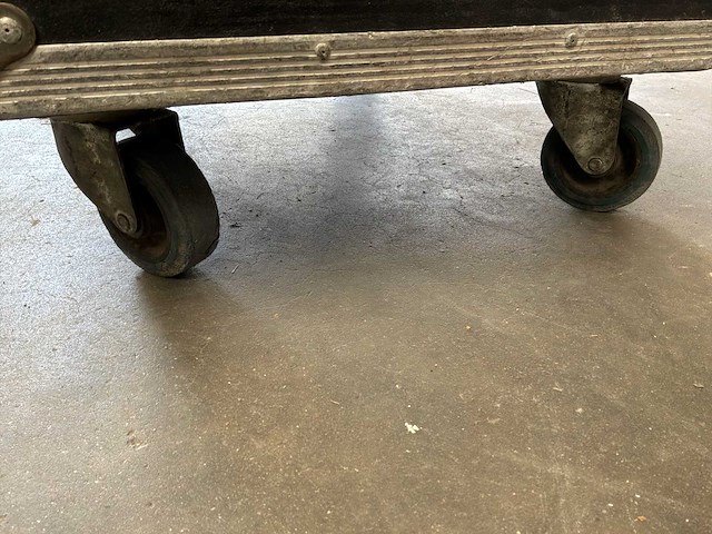 Andere toneelrekwisieten - lege vliegkoffer - afbeelding 4 van  7