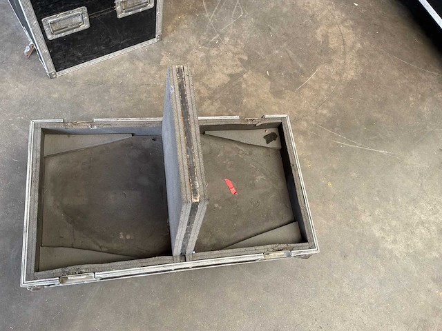 Andere toneelrekwisieten - lege vliegkoffer - afbeelding 7 van  7