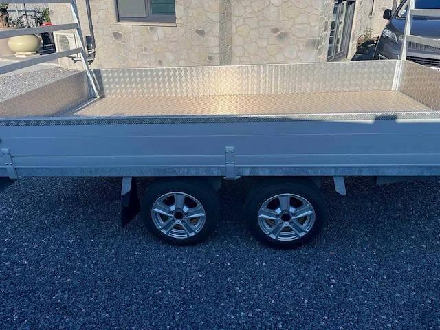 Anssems flatbed trailer / zijpanelen anssems flatbed trailer 3.000 kg – dubbelassige – volledig afgedekte aluminium flat truck – aluminium velgen - afbeelding 5 van  8