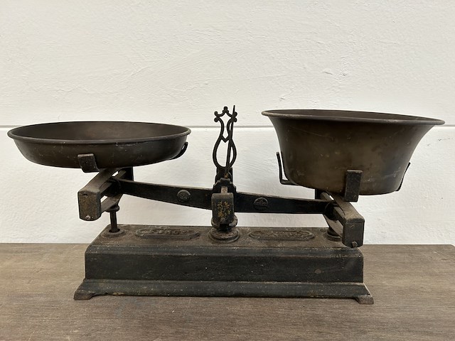 Antiek bascule - metaal met koper schalen - afbeelding 1 van  2