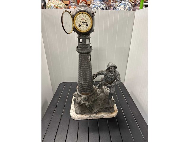 Antiek beeld met klok - afbeelding 1 van  3