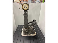 Antiek beeld met klok