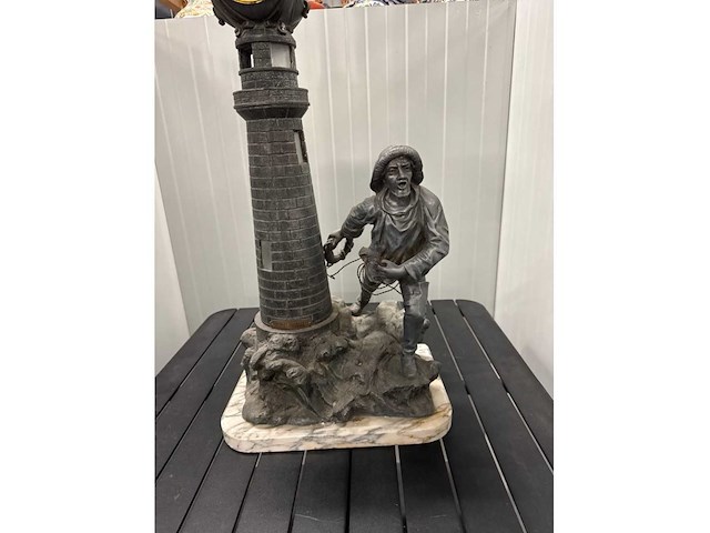 Antiek beeld met klok - afbeelding 2 van  3