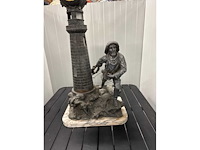 Antiek beeld met klok - afbeelding 2 van  3