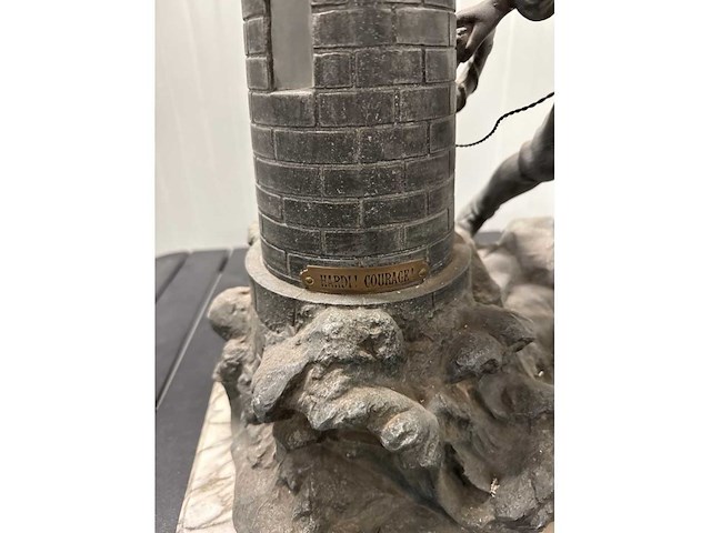 Antiek beeld met klok - afbeelding 3 van  3