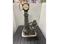 Antiek beeld met klok - afbeelding 1 van  3