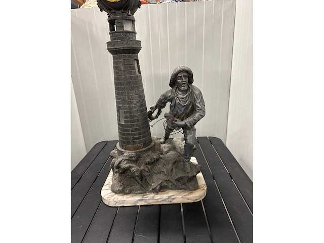 Antiek beeld met klok - afbeelding 2 van  3