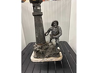 Antiek beeld met klok - afbeelding 2 van  3