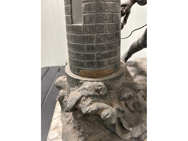 Antiek beeld met klok - afbeelding 3 van  3