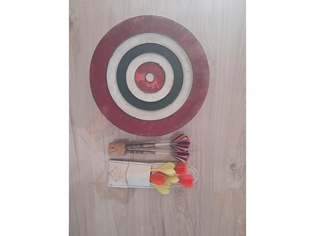 Antiek belgisch dartsbord met pijlen ø 225 mm - afbeelding 1 van  7