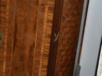 Antiek dressoir met ingelegd houtwerk en marmeren blad - afbeelding 4 van  4