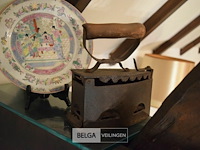 Antiek kolenstrijkijzer en chinees bord - afbeelding 1 van  3