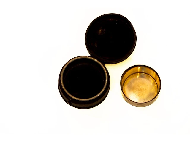 Antiek lederen etui met opvouwbare drinkbeker - afbeelding 1 van  3
