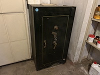 Antiek metalen kluis. in de kelder - afbeelding 1 van  4