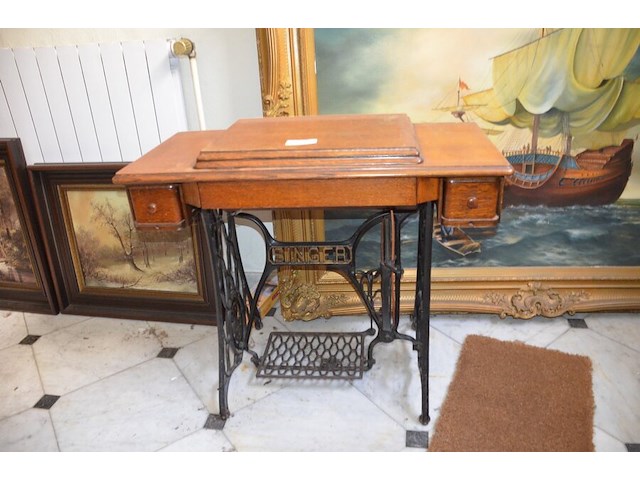 Antiek naaimachine op tafel singer y159656 - afbeelding 1 van  10