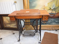 Antiek naaimachine op tafel singer y159656