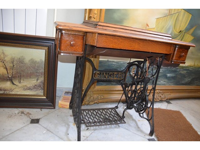 Antiek naaimachine op tafel singer y159656 - afbeelding 4 van  10