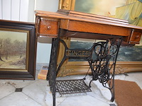 Antiek naaimachine op tafel singer y159656 - afbeelding 4 van  10