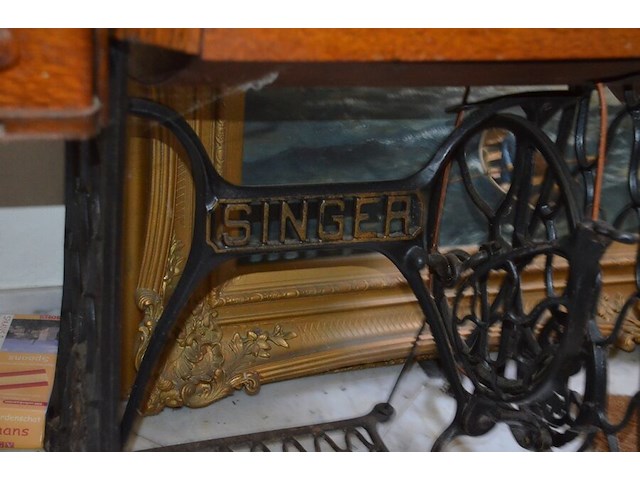 Antiek naaimachine op tafel singer y159656 - afbeelding 5 van  10