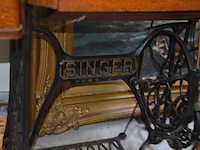 Antiek naaimachine op tafel singer y159656 - afbeelding 5 van  10