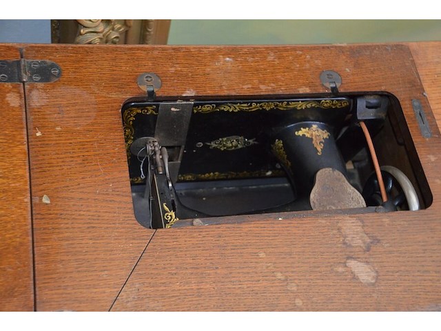 Antiek naaimachine op tafel singer y159656 - afbeelding 6 van  10