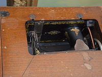 Antiek naaimachine op tafel singer y159656 - afbeelding 6 van  10