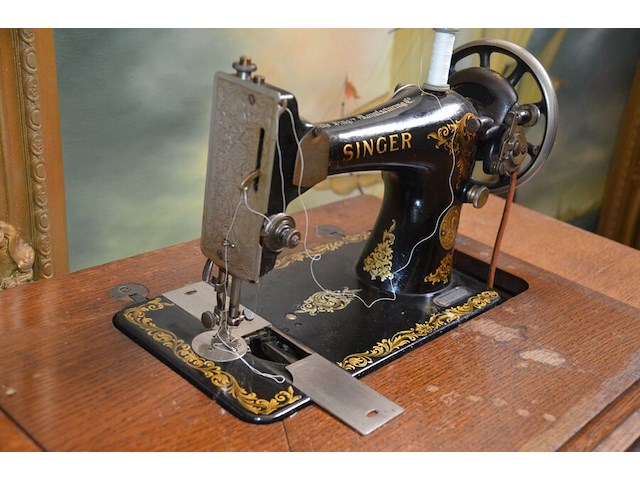 Antiek naaimachine op tafel singer y159656 - afbeelding 8 van  10