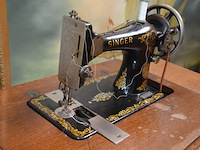 Antiek naaimachine op tafel singer y159656 - afbeelding 8 van  10