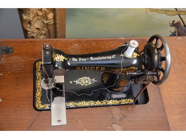 Antiek naaimachine op tafel singer y159656 - afbeelding 9 van  10