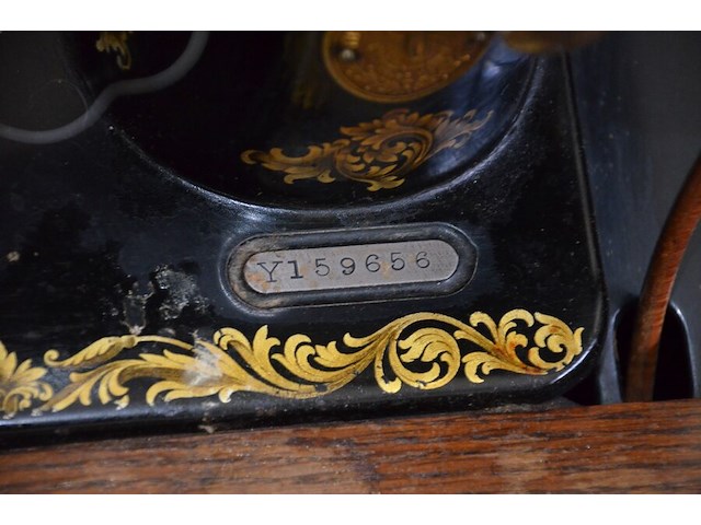 Antiek naaimachine op tafel singer y159656 - afbeelding 10 van  10
