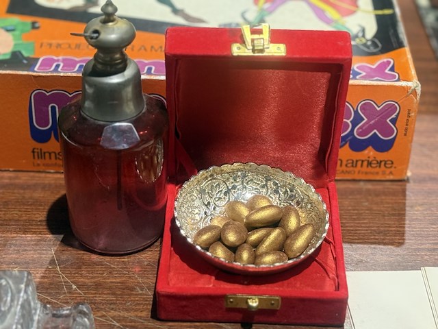 Antiek parfumflesje en schaaltje in rood fluwelen doos - afbeelding 1 van  1