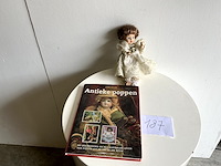 Antiek popje + boek - afbeelding 1 van  1