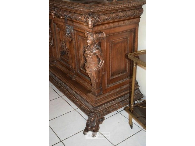 Antiek renaissance-serveerbuffet - afbeelding 2 van  7