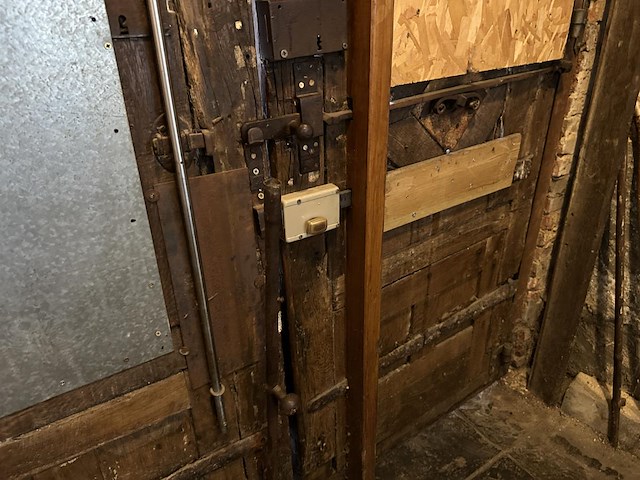 Antiek robuuste dubbele kloosterdeur - afbeelding 5 van  7
