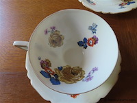 Antiek servies met bloemen - afbeelding 3 van  6