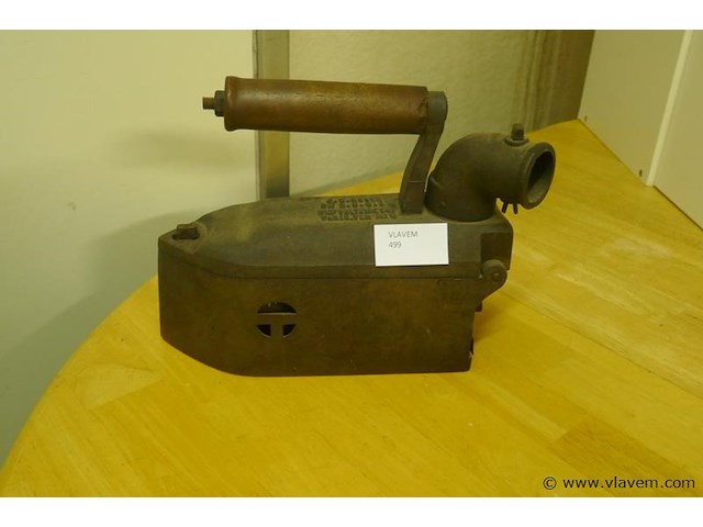 Antiek strijkijzer - afbeelding 1 van  2